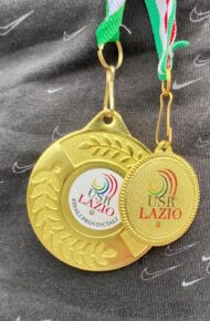 Nelle foto, le medaglie ed il trofeo ottenuti delle studentesse e degli studenti dell’Istituto Comprensivo Manfredini ai Giochi della Gioventù.